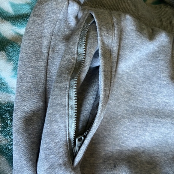 Men’s medium adidas jogger pant never worn  ( too small ) - Picture 3 of 8